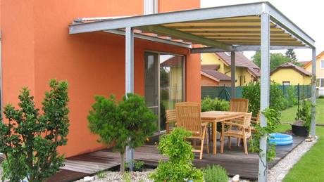 Terasa je zast�e�ená pomocí nepromokavé plachty, která je vypnutá v ocelové pozinkované konstrukci