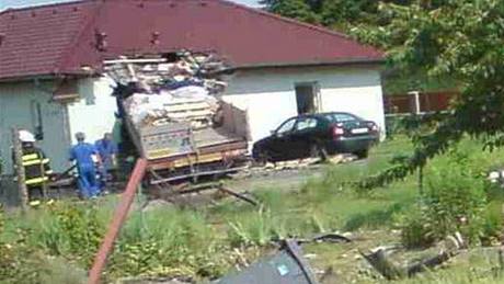 Nehoda kamionu v Zásmukách na Kolínsku (24. 6. 2010)