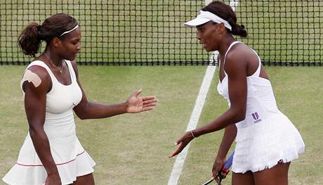 Serena (vlevo) a Venus Williamsovy ve Wimbledonu
