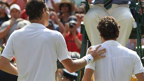 Tom Berdych (vlevo) a Roger Federer po tvrtfinlov bitv ve Wimbledonu