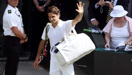 Roger Federer se louí s diváky ve Wimbledonu, kde ho letos ve tvrtfinále vyadil Tomá Berdych