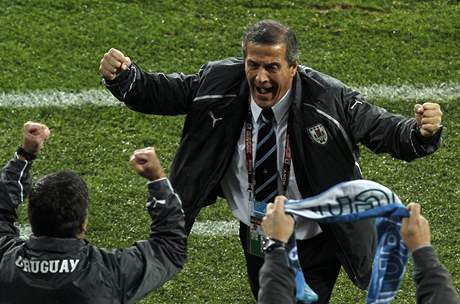 Trenér Oscar Tabárez se raduje z postupu Uruguaye z osmifinále mistrovství světa přes Jižní Koreu.