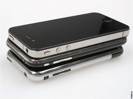 Tolik diskutované vypadávání signálu u iPhonu 4 má svj pvod u v první generaci telefonu z roku 2007. Ilustraní foto