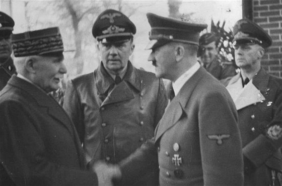 Marál Pétain pi setkání s Adolfem Hitlerem v roce 1940