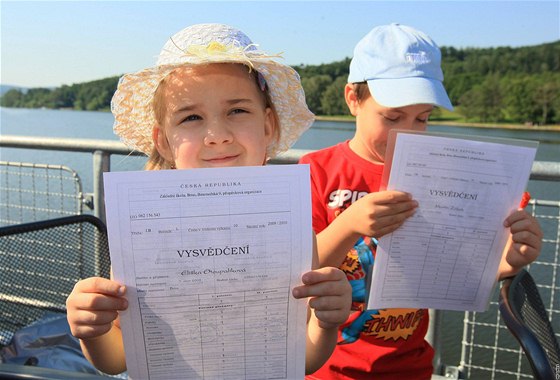 Prváci ze Základní koly Bosonoská v Brn-Starém Lískovci dostali vysvdení na palub lodi Lipsko pi plavb po Brnnské pehrad