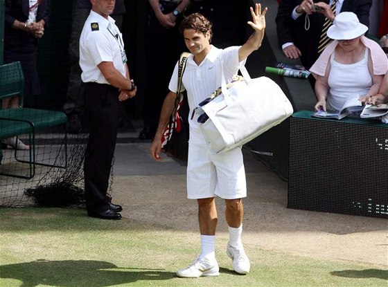 SBOHEM. Roger Federer se louí s diváky ve Wimbledonu poté, co zde padl ve tvrtfinále s Tomáem Berdychem