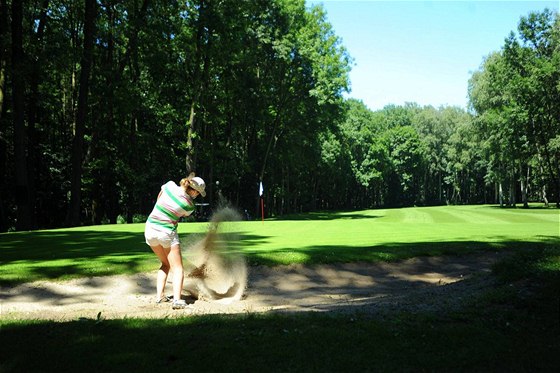 Bunker shot na "první lesní" podbradské jamce v provedení Sofie imkové.