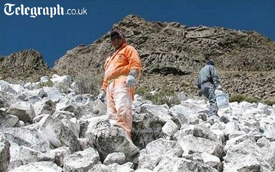 Eduardo Gold barví se svými pomocníky skály v peruánských Andách na bílo. Chce tak zastavit tání ledovců