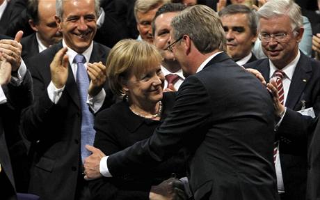 Nmeck kanclka Angela Merkelov gratuluje nov zvolenmu prezidentovi Christianu Wulffovi. (30. ervna 2010)