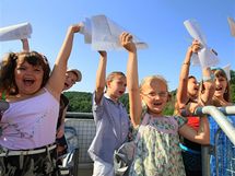 Prvci ze Zkladn koly Bosonosk v Brn-Starm Lskovci dostali vysvden na palub lodi Lipsko pi plavb po Brnnsk pehrad