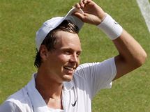 DOBOJOVNO. Tom Berdych porazil Federera a slav postup do semifinle Wimbledonu