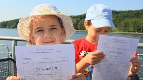 Prváci ze Základní koly Bosonoská v Brn-Starém Lískovci dostali vysvdení na palub lodi Lipsko pi plavb po Brnnské pehrad