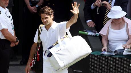 SBOHEM. Roger Federer se louí s diváky ve Wimbledonu poté, co zde padl ve tvrtfinále s Tomáem Berdychem
