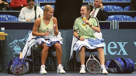 VETERÁNKY? NEVYPADAJÍ NA TO. Anna Kurnikovová (vlevo) a Martina Hingisová 