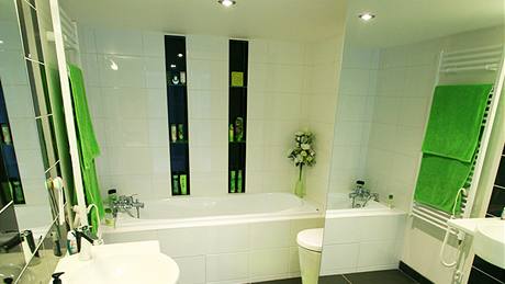 Koupelna je opticky zvtena posuvným zrcadlem, za kterým se ukrývá úloný prostor vetn praky