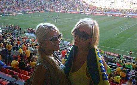 Paris Hilton se svou přítelkyní Jennifer Rovero na utkání světového šampionátu ve fotbale.