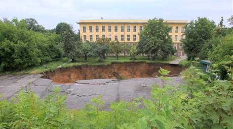 Tunel Blanka se propadl na zahrad Ministerstva kultury v ulici Milady Horákové.