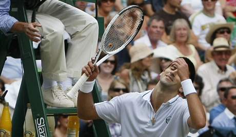 Novak Djokovi diskutuje s hlavním rozhodím o situaci v závru druhého setu wimbledonského semifinále proti Berdychovi