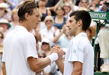 Novak Djokovi (vpravo) gratuluje Tomi Berdychovi k postupu do finle Wimbledonu