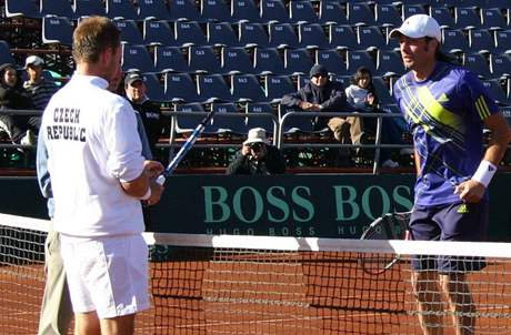 Ivo Min (vlevo) a Nicolas Massu ped vodn dvouhrou tvrtfinle Davis Cupu Chile - esko