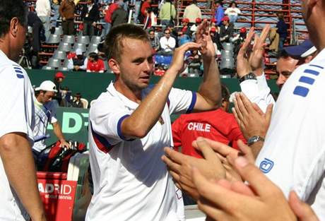 Ivo Miná se zdraví se svými týmovými kolegy poté, co eskému výbru pinesl první bod ve tvrtfinále Davis Cupu v Chile