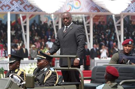 Kongo - 50. vro nezvislosti. Pjezd prezidenta Josepha Kabily na vojenskou pehldku. Kinshasa, 30. ervna 2010