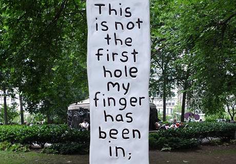 Miranda July: vstava Eleven Heavy Things na Union Square, New York