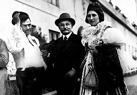 Hudebn skladatel Leo Janek s maneli Antoem a Marianou Frolkovmi na Moravskm roku v Brn, 29. ervna roku 1914 