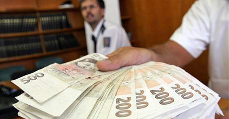 Kriminalista Pavel K ukazuje penze, kter pochzej z loupench pepaden bank a pot v brnnskm Krlov Poli (8. ervenec 2010)