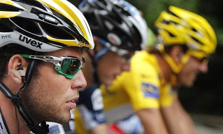 JE NEBEZPENÝ? Britský spurter Mark Cavendish (vlevo) zatím etapovým dojezdm na Tour de France nekraluje.