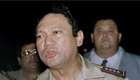 Generál Manuel Antonio Noriega na archivním snímku z roku 1989