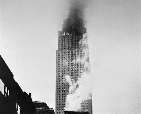 Americký bombardér B-25 narazil v husté mlze do východní ásti mrakodrapu Empire State Building (28. ervence 1945)