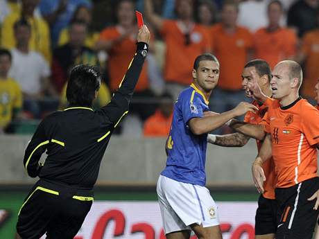 SMOLA ZÁPASU. Felipe Melo ml prsty v obou gólech Nizozemska. Navíc byl i vylouen.