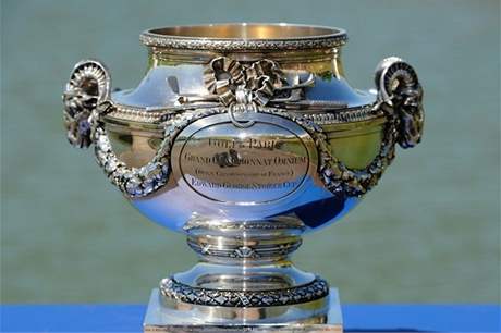 Trofej Open de France, kterou si letos odnesl Miguel ngel Jimnez