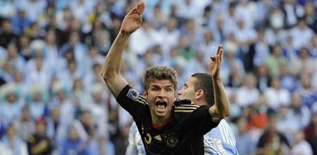 NĚMECKÁ RADOST. Německý záložník Thomas Müller (13) se raduje z gólu, který vstřelil.