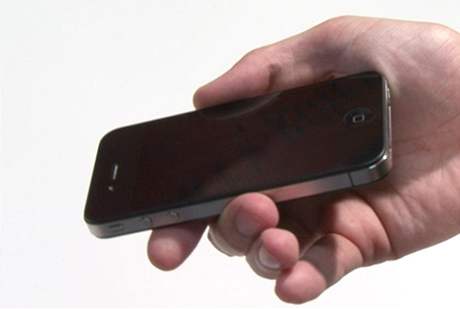 Apple rozdá uivatelm iPhonu pouzdra. Budou ho stát miliardy korun.