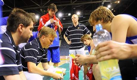 Kou eské juniorské reprezentace Jan Slowiak udílí pokyny bhem time-outu. 