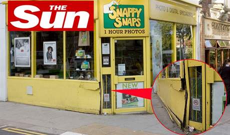 Britsk denk The Sun otiskl fotografie z msta nehody, kde havaroval George Michael 