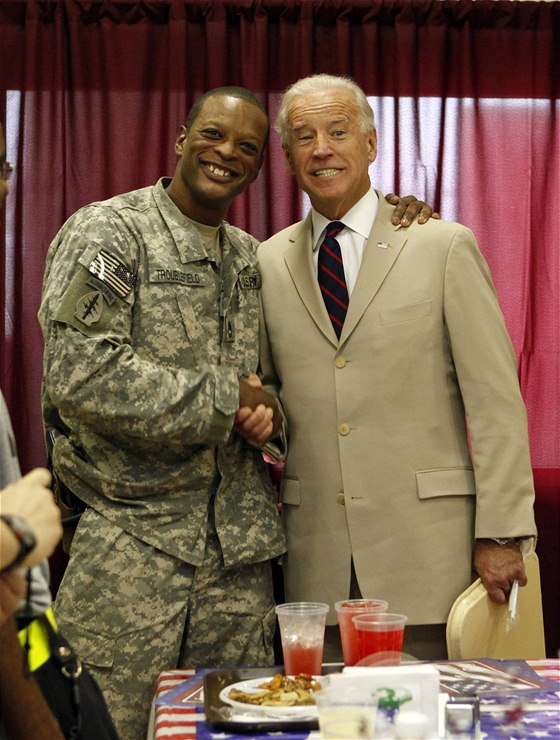Joe Biden se zdraví s jedním z amerických voják na základn nedaleko Bagdádu. (4. ervence 2010)