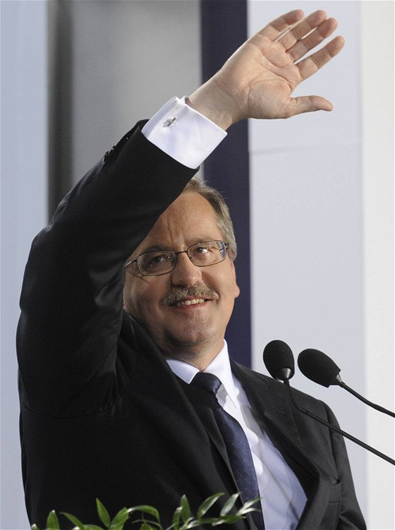 Polské prezidentské volby vyhrál podle prvních odhad pedseda dolní komory parlamentu Bronislaw Komorowski. (4. ervence 2010)