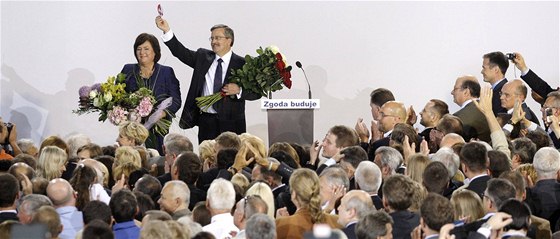 Polské prezidentské volby vyhrál podle prvních odhad pedseda dolní komory parlamentu Bronislaw Komorowski. (4. ervence 2010)