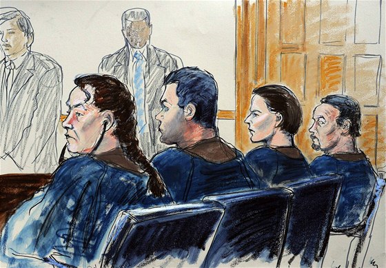 Údajní rutí pioni ped soudem v New Yorku. Zleva: Vicky Pelaezová, Richard Murphy, Cynthia Murphyová, Juan Lazaro (2. ervna 2010)