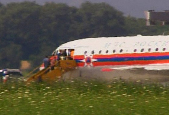 Neidentifikované osoby nastupují do ruského letadla na vídeském letiti bhem výmny pion mezi USA a Ruskem (9. ervence 2010)