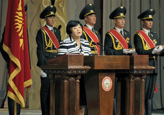 Kyrgyzská politika Roza Otunabejevová byla oficiáln uvedena do prezidentského úadu (3. 7. 2010)