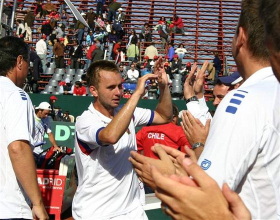 Ivo Miná se zdraví se svými týmovými kolegy poté, co eskému výbru pinesl první bod ve tvrtfinále Davis Cupu v Chile