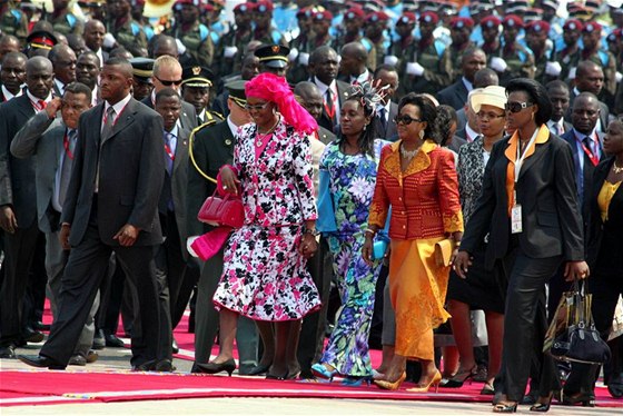 Kongo - 50. výroí nezávislosti. První dáma Konské demokratické republiky Olive Lembe Kabila (v rovém) pichází na vojenskou pehlídku. Kinshasa, 30. ervna 2010