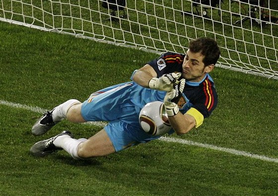 PODREL. panl Casillas penaltu paraguayského útoníka Cardoza chytil.