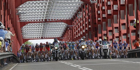 SVORN SPOLU. Peloton uhání do cíle v Bruselu.