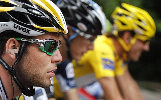 JE NEBEZPENÝ? Britský spurter Mark Cavendish (vlevo) zatím etapovým dojezdm na Tour de France nekraluje.