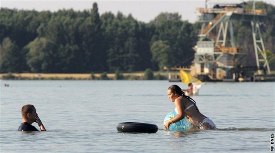 Moravianské (i té mohelnické) jezero je oblíbeným místem ke koupání, nezmní to ani vyhláení místa pírodní památkou. Ilustraní foto